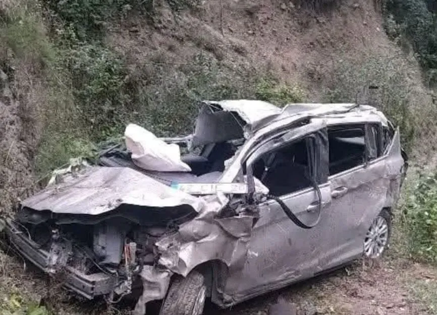 FATSA’DA OTOMOBİL UÇURUMA YUVARLANDI